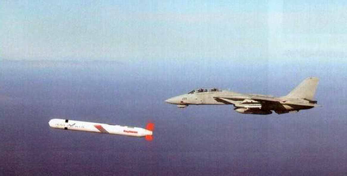 Крылатая ракета Tomahawk Block IV в сопровождении истребителя F-14