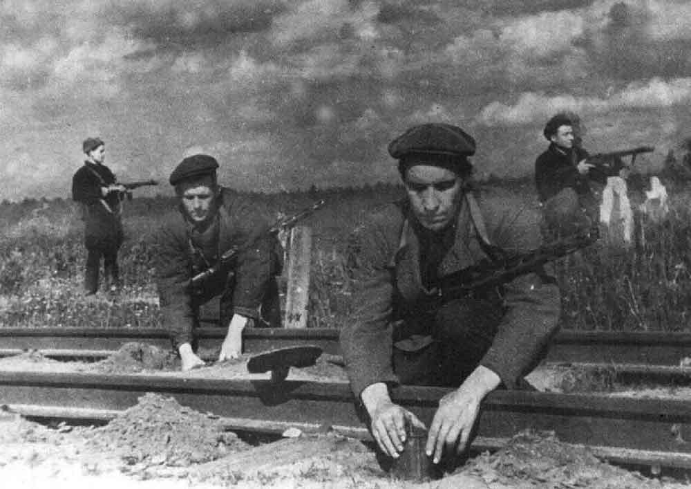 Партизаны отряда Народный мститель минируют железную дорогу