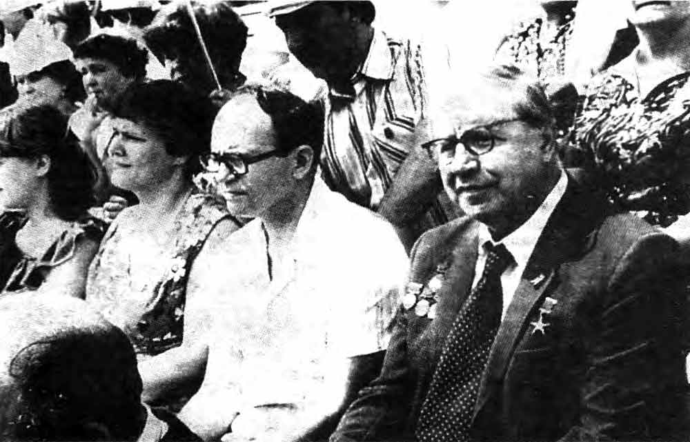 Академик Е.И. Забабахин на параде 1 мая в конце 1970 годов