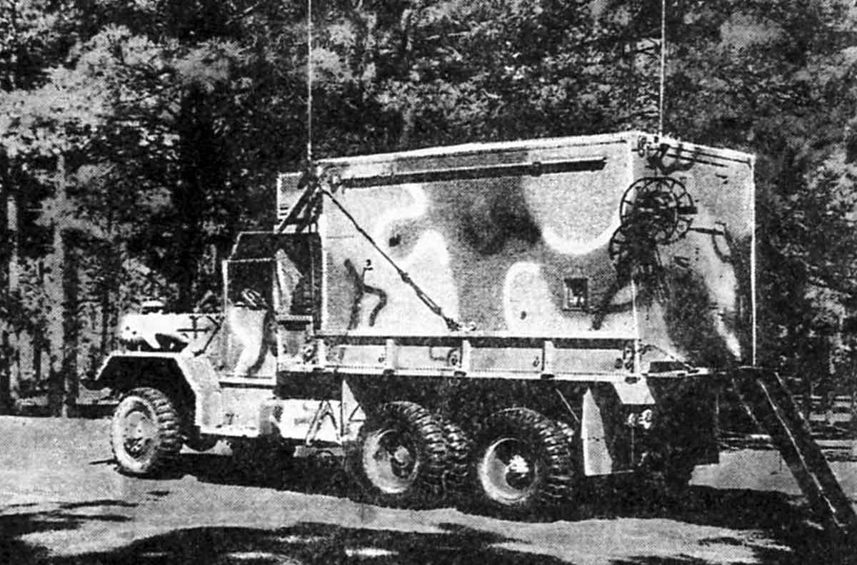 Центр управления системы EPLRS на шасси 5-т грузовика, армия США