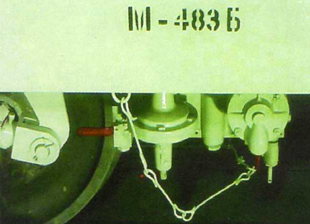 Воздухораспределитель 483А-05, установленный на полувагоне модели 12-9828 с осевой нагрузкой 27 тс