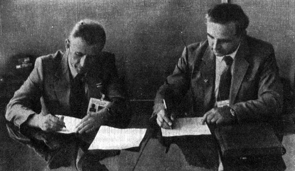 подполковник А. Муращенко и подполковник Николс Тройан подписывают акт об уничтожении советских ракет