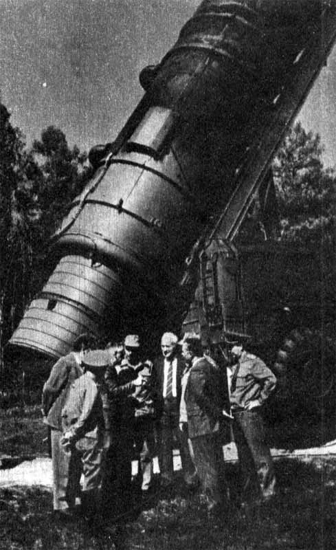 американские инструкторы осматривают пусковую установку РСД-10 после пуска